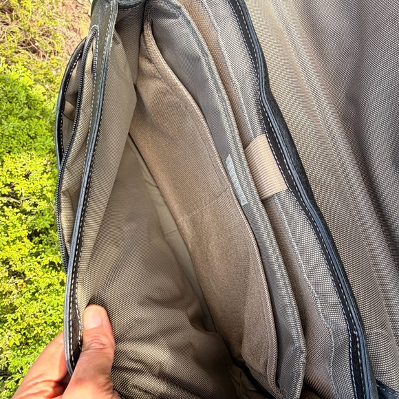 Johnston & Murphy black leather Messenger Laptop Carry On Bag Briefcase - Picture 8 of 11